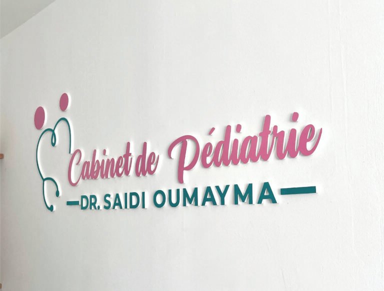 Création et fabrication de logos en Forex, Plexiglas et Inox