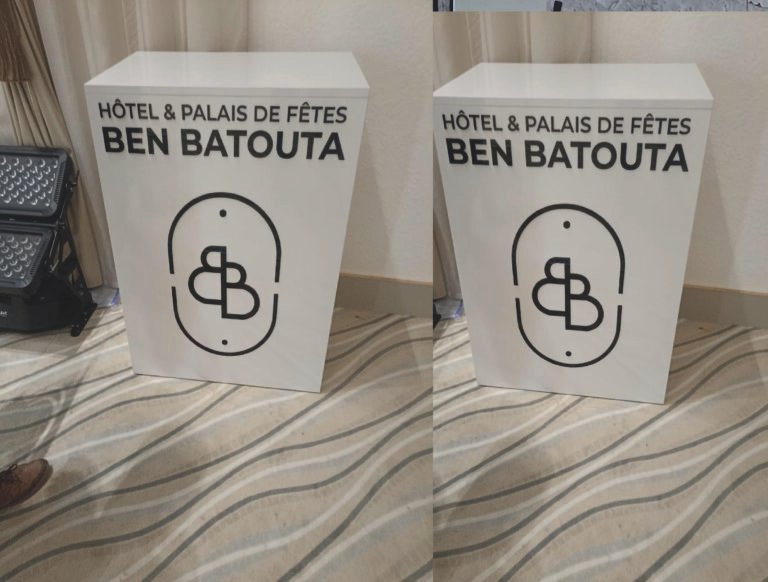 Création et fabrication de logos en Forex, Plexiglas et Inox