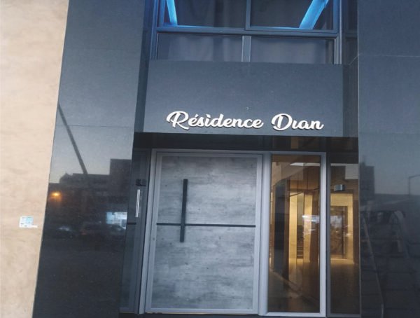 Création et fabrication de logos en Forex, Plexiglas et Inox